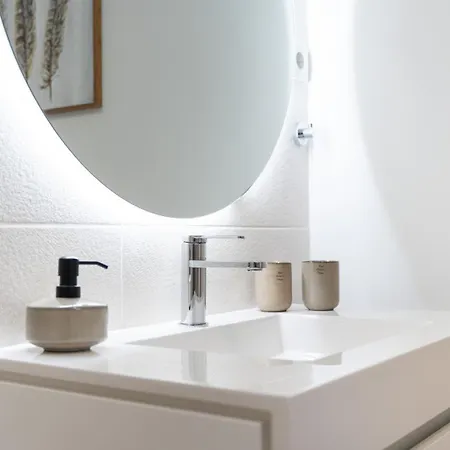 Lejlighed Comfy 2 Bdr W/ Balcony By Lovelystay