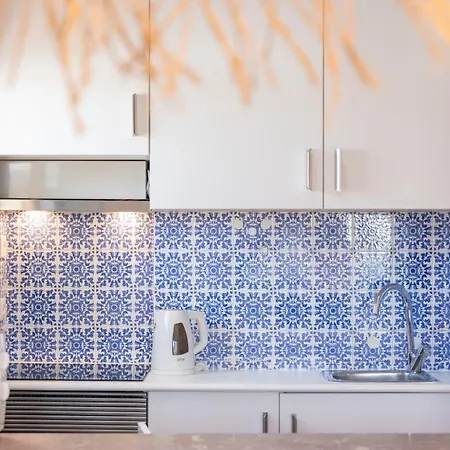 Comfy 2 Bdr W/ Balcony By Lovelystay *