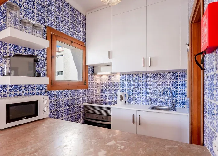 Comfy 2 Bdr W/ Balcony By Lovelystay *